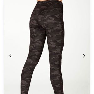 Fabletics camo legging (M)